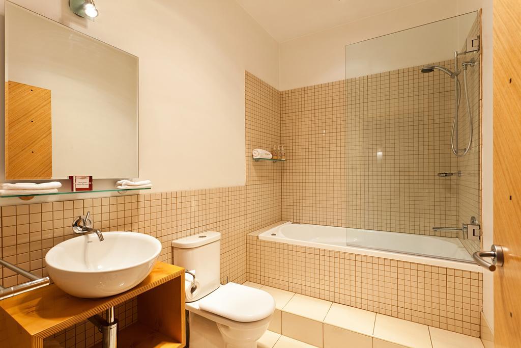 Twofourtwo Boutique Apartments Λόντσεστον Δωμάτιο φωτογραφία