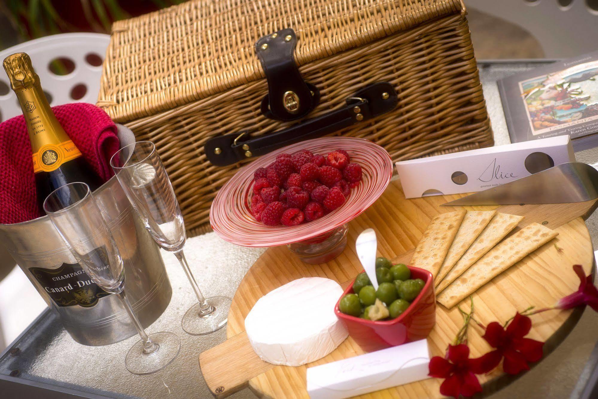 Twofourtwo Boutique Apartments Λόντσεστον Εξωτερικό φωτογραφία